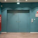 Межкомнатная дверь из дерево и метала